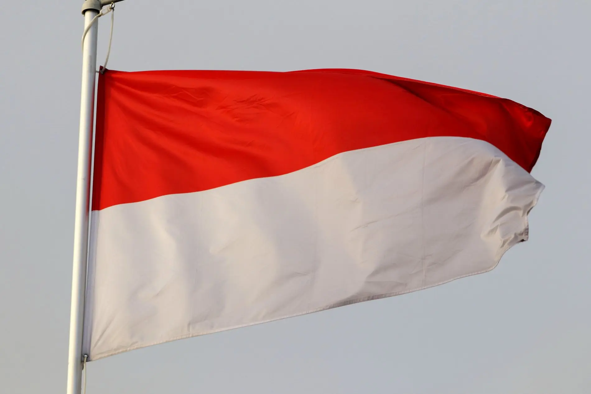 Flagge Indonesiens am Fahnenmast Flagge Indonesiens am Fahnenmast