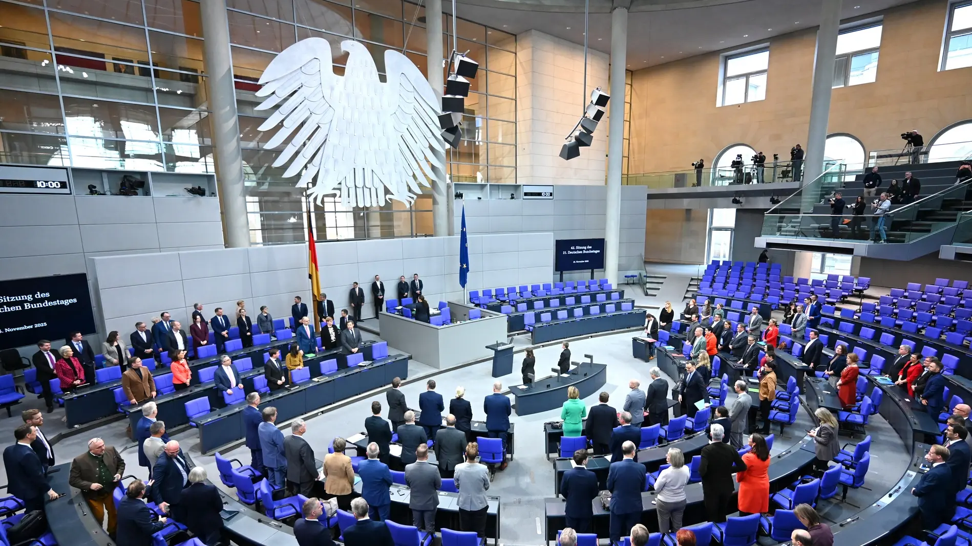 Abgeordnete stehen zu Beginn der Haushaltswoche im Plenum