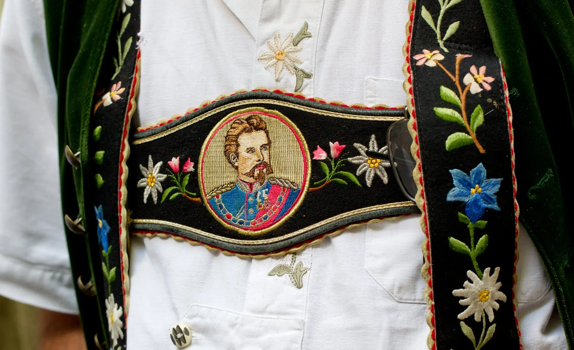 Bayrische Tracht mit dem Portrait von Ludwig II. Bayrische Tracht mit Portrait von Ludwig II.