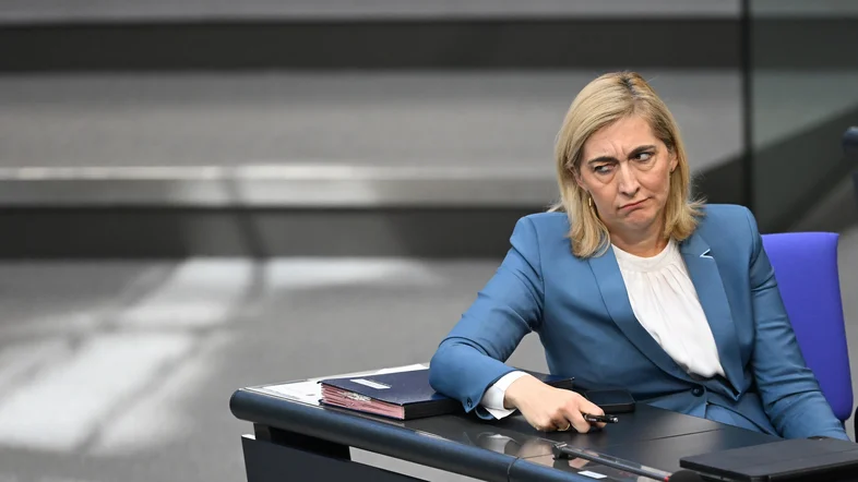 Nina Warken (CDU) sitzt an einem Tisch