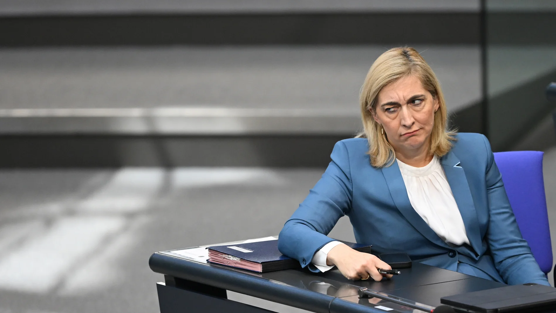 Nina Warken (CDU) sitzt an einem Tisch