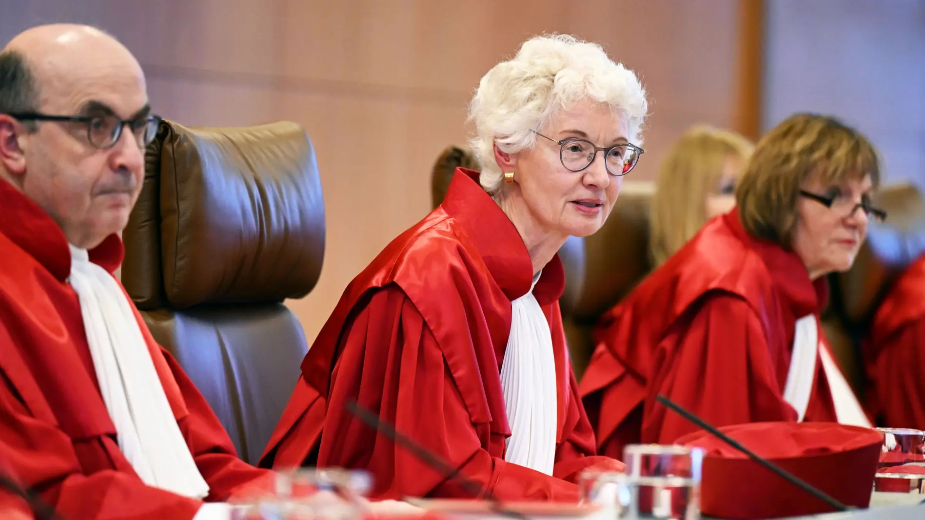 Ulrich Maidowski, Doris König, Christine Langenfeld im Bundesverfassungsgericht