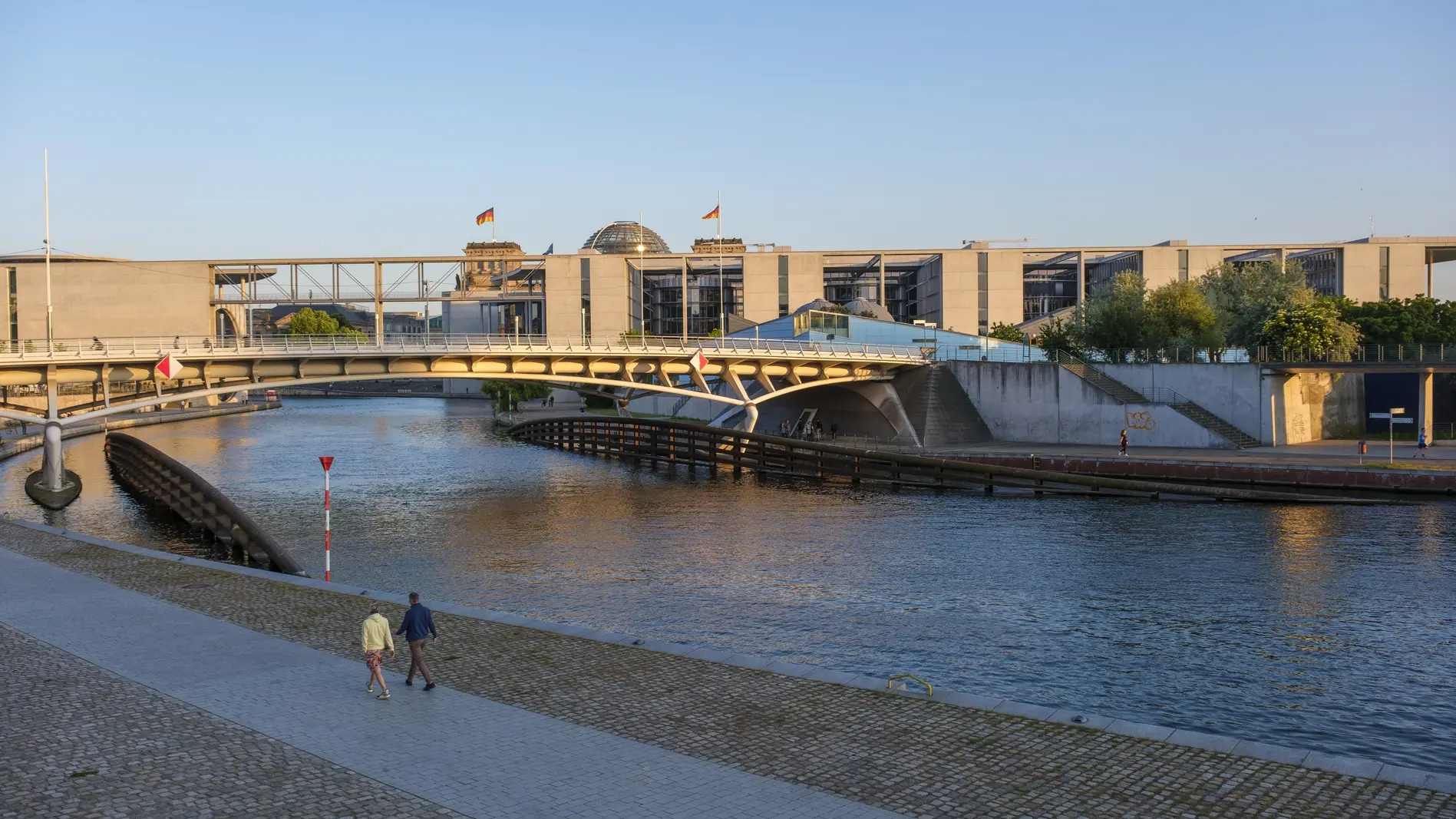 Außenansicht auf die Bundestagsliegenschaften und die Spree