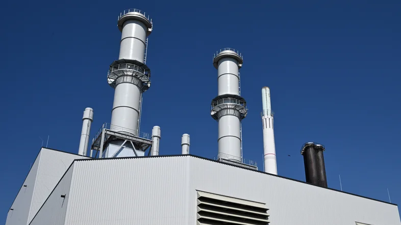 Blick auf zwei Schornsteine eines neuen Gaskraftwerkes