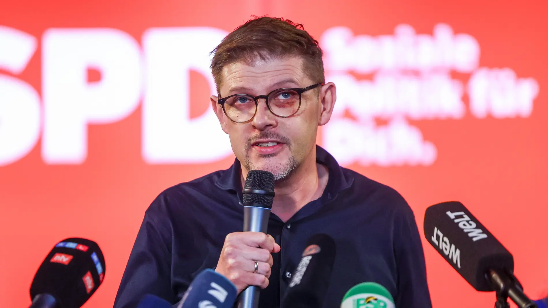 Matthias Ecke mit Mikrofon
