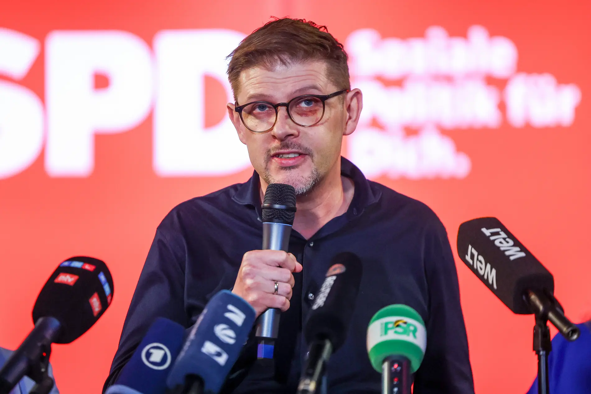 Der EU-Parlamentarier Matthias Ecke (SPD) spricht am vergangenen Montag auf einer Wahlkampfveranstaltung bei seinem ersten öffentlichen Auftritt nach dem Angriff auf ihn vom 3. Mai. Der EU-Parlamentarier Matthias Ecke (SPD) spricht am vergangenen Montag auf einer Wahlkampfveranstaltung bei seinem ersten öffentlichen Auftritt nach dem Angriff auf ihn vom 3. Mai.