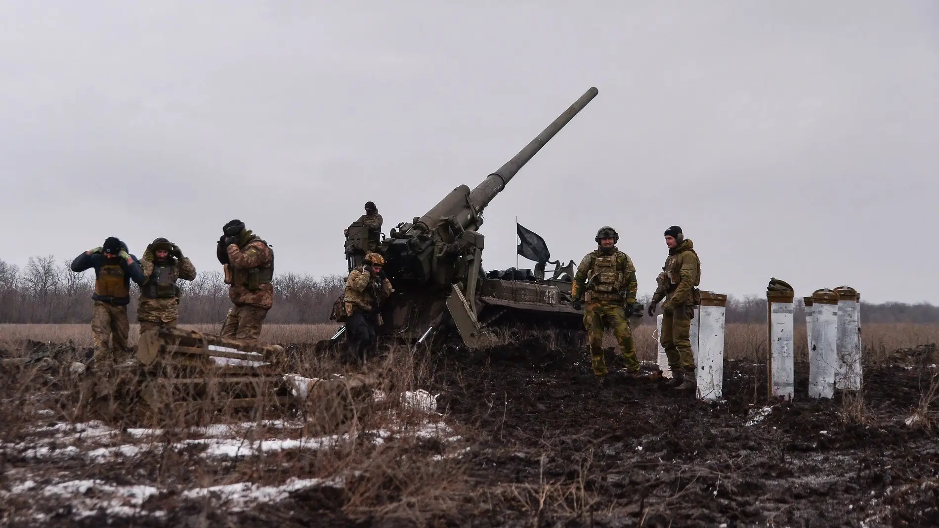 Ukrainische Soldaten bereiten sich darauf vor, ein Pion-Artilleriesystem auf die russischen Streitkräfte in Richtung Bakhmut abzufeuern. 