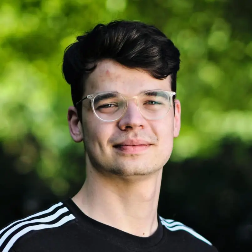 Porträt von Bastian Käsbauer mit Brille