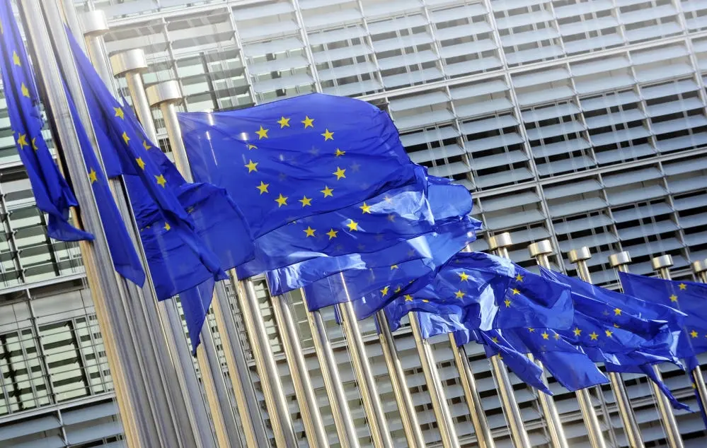 Flaggen der Europäischen Union vor dem Gebäude der Europäischen Kommission in Brüssel, Belgien.