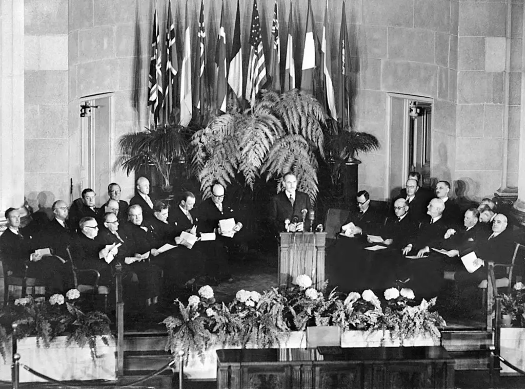Unterzeichnung am 4. April 1949 Vertreter der beteiligten Länder während der Unterzeichnungszeremonie