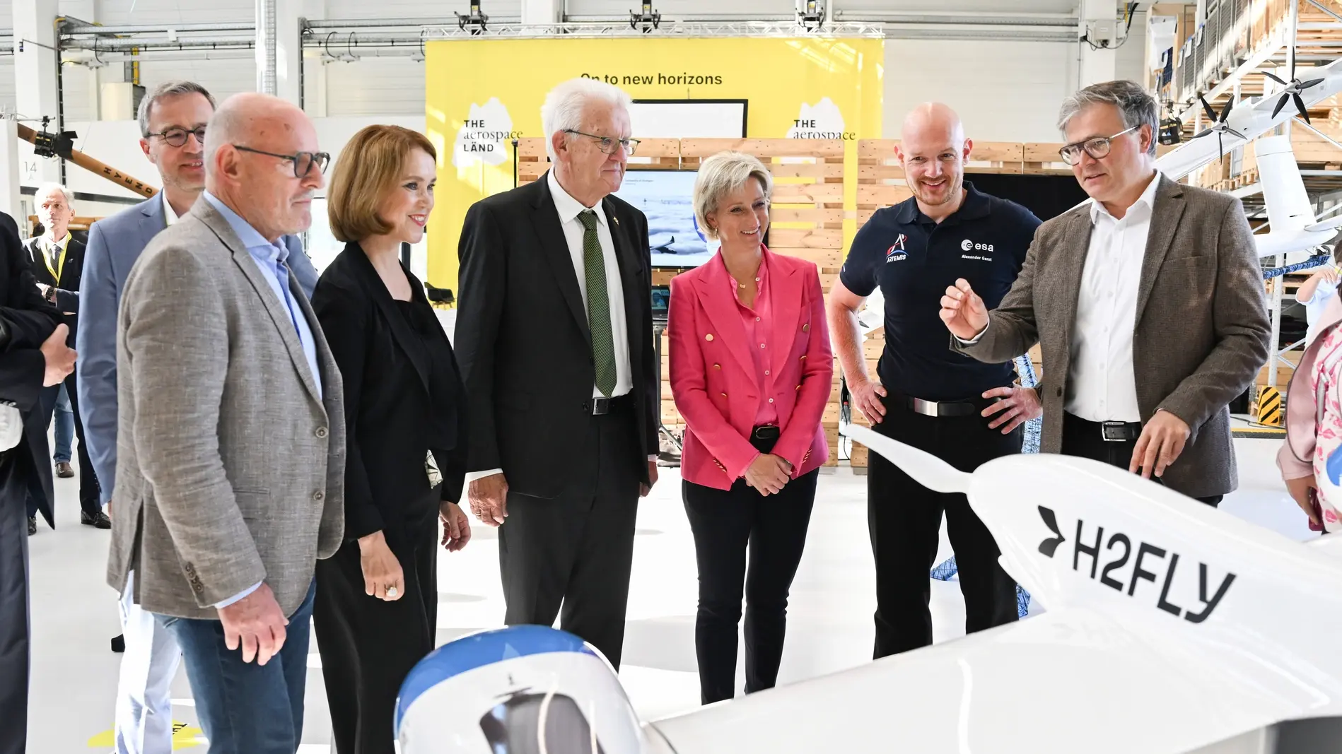 Winfried Hermann, Petra Olschowski, Winfried Kretschmann, Nicole Hoffmeister-Kraut, Alexander Gerst und Josef Kallo stehen vor einem Modell des Hy4 Versuchsflugzeugs.
