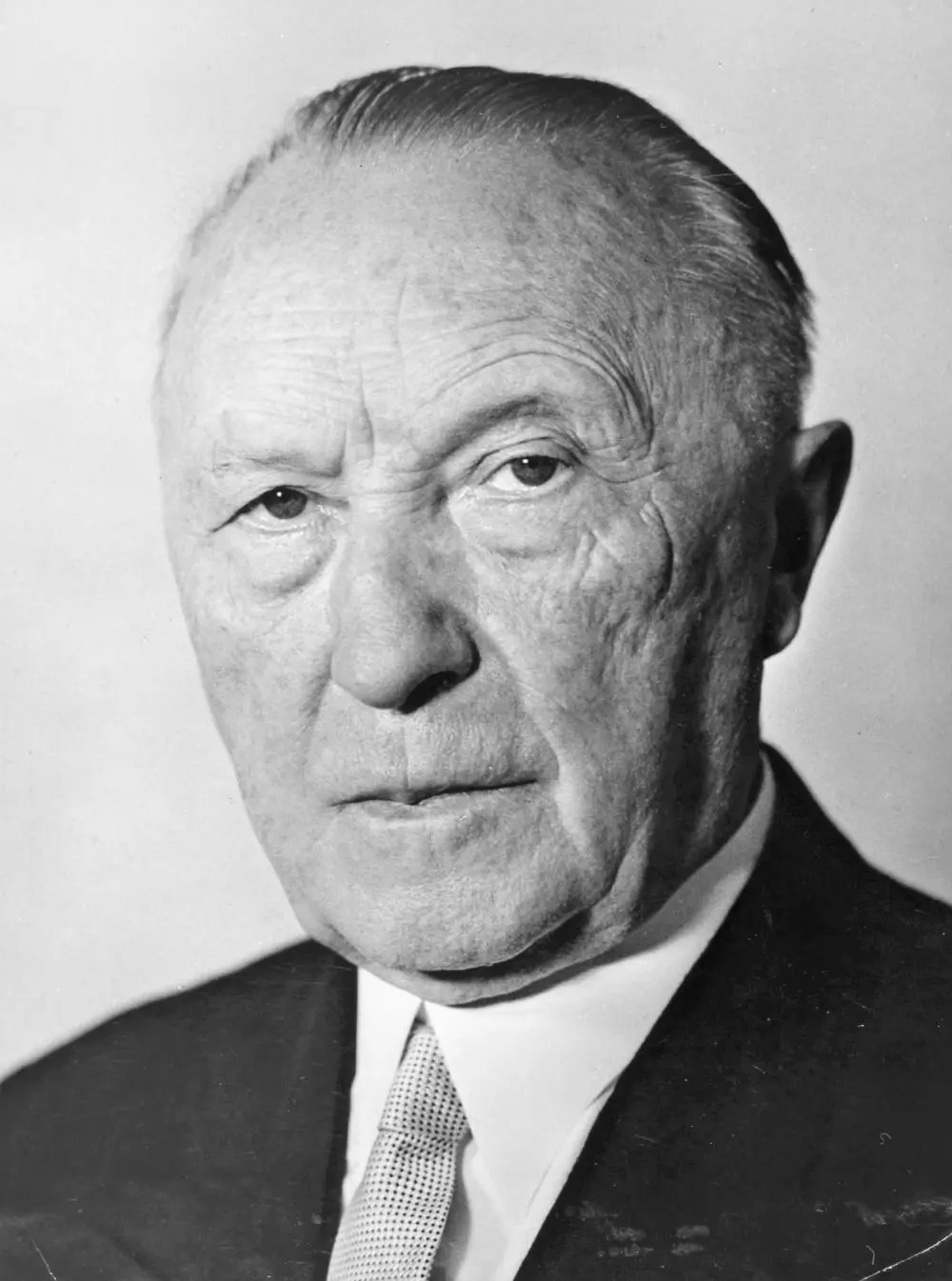 Porträt von Konrad Adenauer im Anzug mit Krawatte