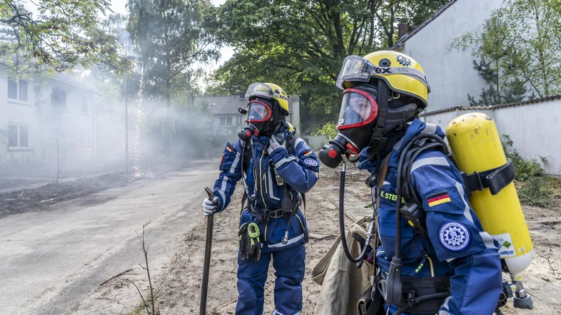 THW-Helfer bei einer Großübung mit Atemmasken
