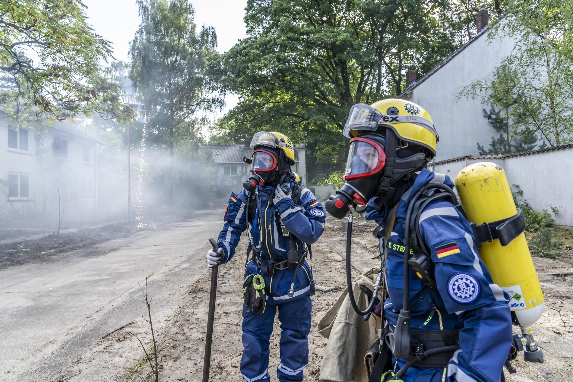 THW-Helfer bei einer Großübung mit Atemmasken