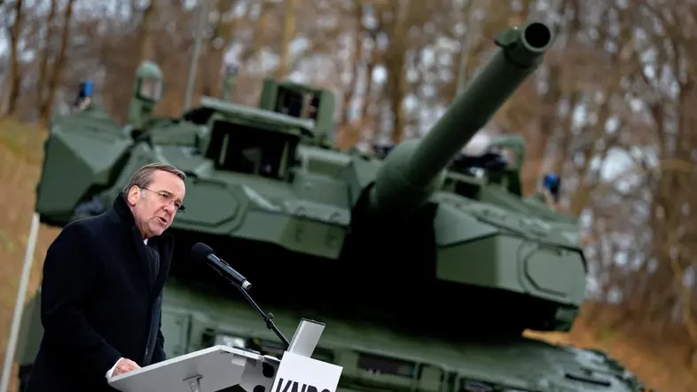 Boris Pistorius vor dem Panzer Leopard 2A8