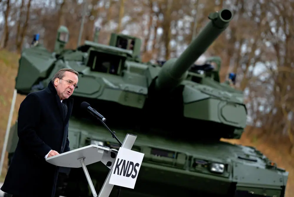 Boris Pistorius vor dem Panzer Leopard 2A8