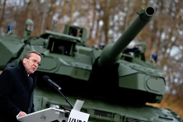 Boris Pistorius vor dem Panzer Leopard 2A8