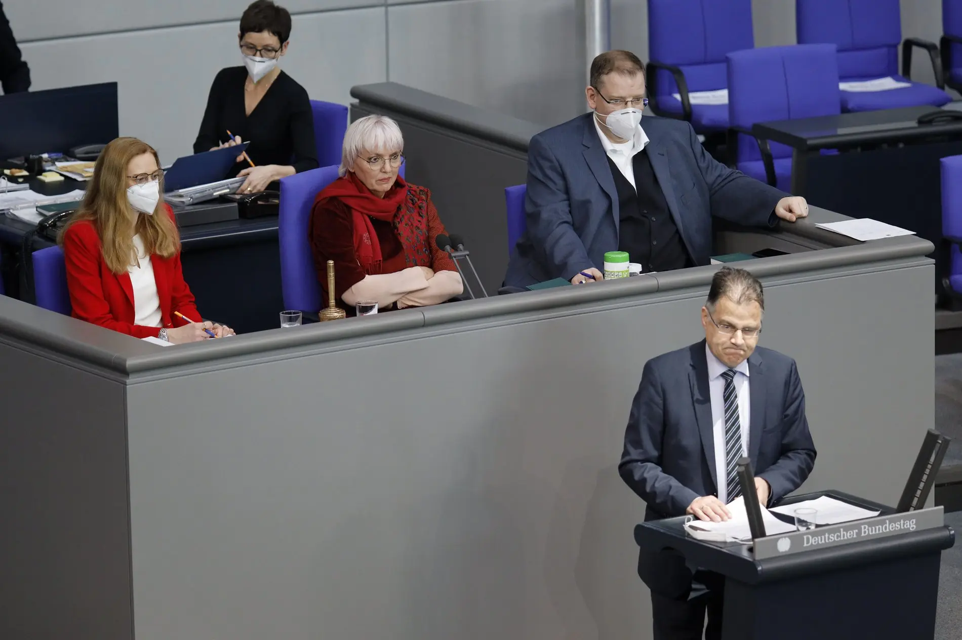 Claudia Roth und Jürgen Braun in der 217. Sitzung des Deutschen Bundestages, 2021