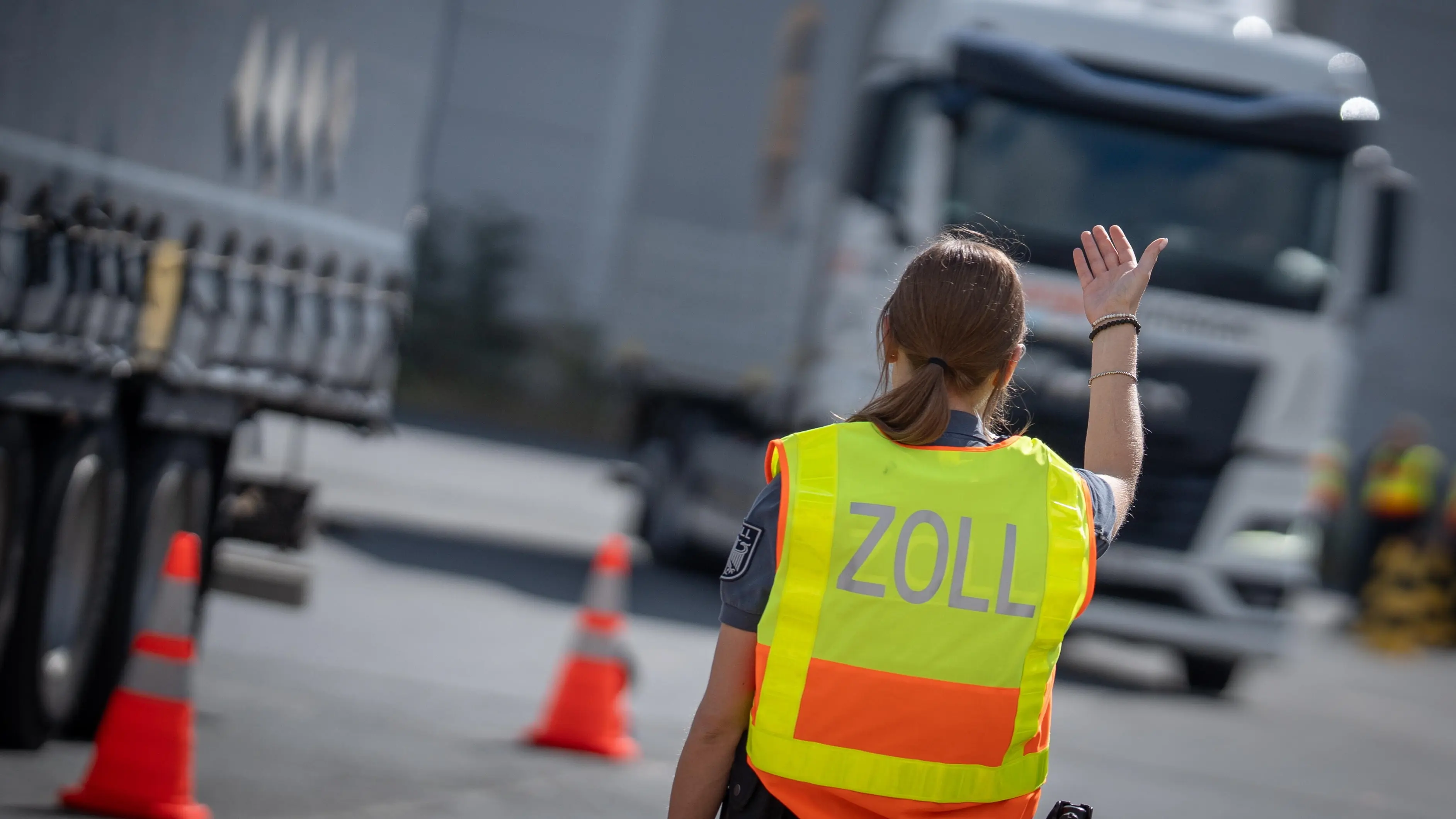 Symbolbild Fahrzeugkontrolle des Zoll