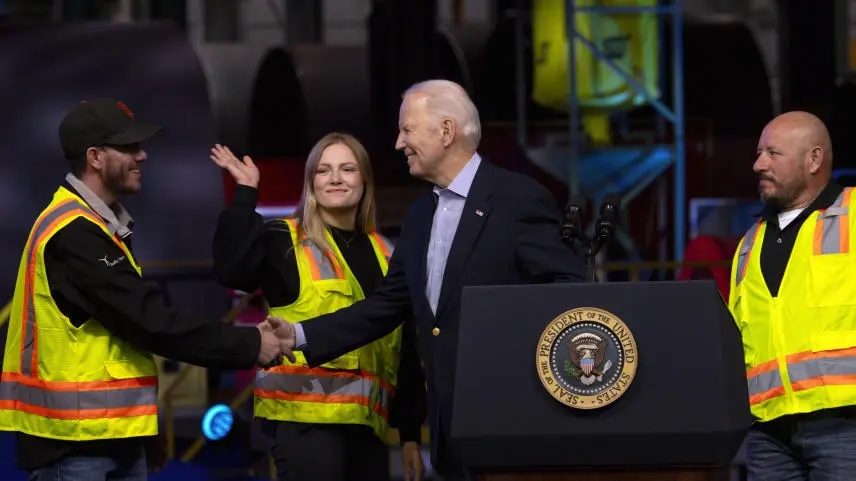 Joe Biden schüttelt die Hand eines Mitarbeiters