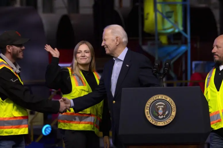 Joe Biden schüttelt die Hand eines Mitarbeiters