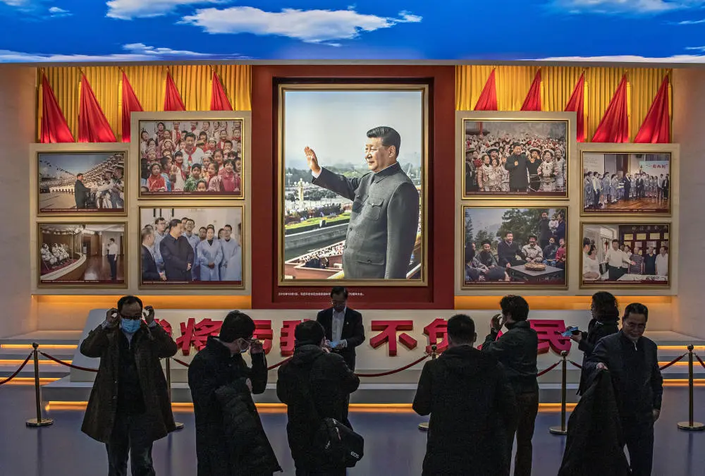 Xi Jinping Museum Besucher des Museums der Kommunistischen Partei Chinas in Peking vor einem Porträt von Staatspräsident Xi Jinping