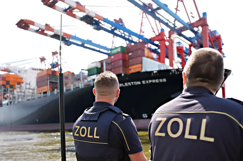 Zollbeamte stehen an Bord eines Zollbootes