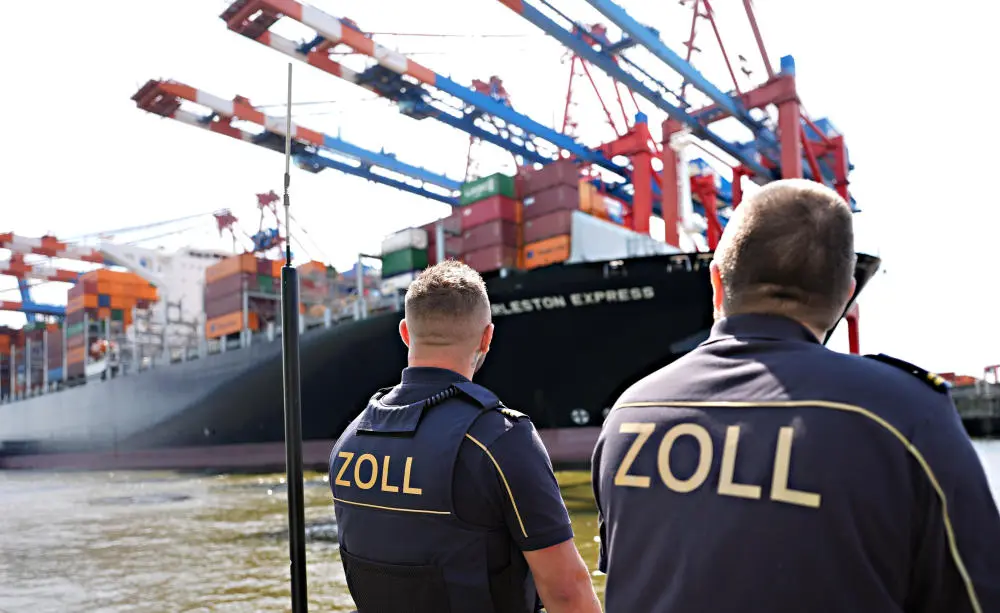 Zollbeamte Zollbeamte stehen an Bord eines Zollbootes