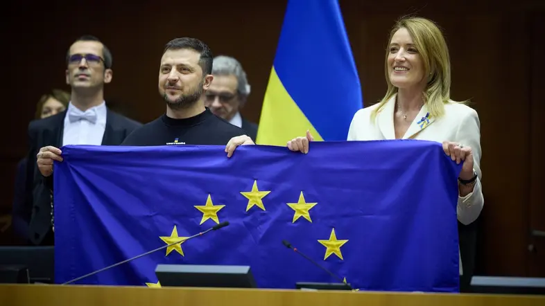 Ukraine-Präsident Wolodymyr Selenskyj und Parlamentspräsidentin Roberta Metsola im EU-Parlament.