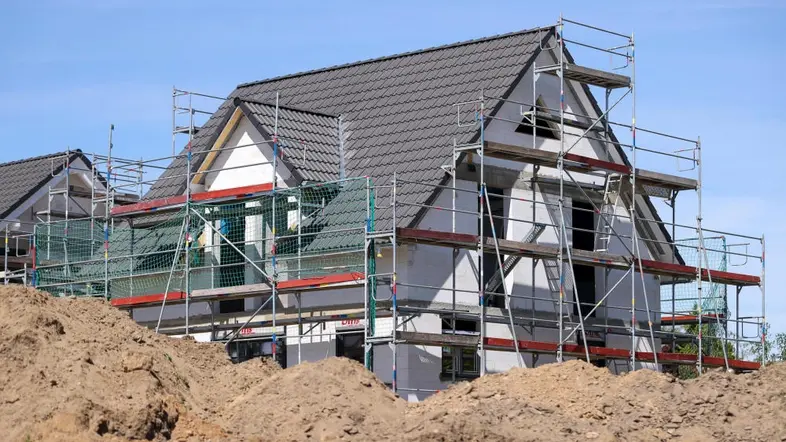 Ein Einfamilienhaus, welches sich noch im Bau befindet.