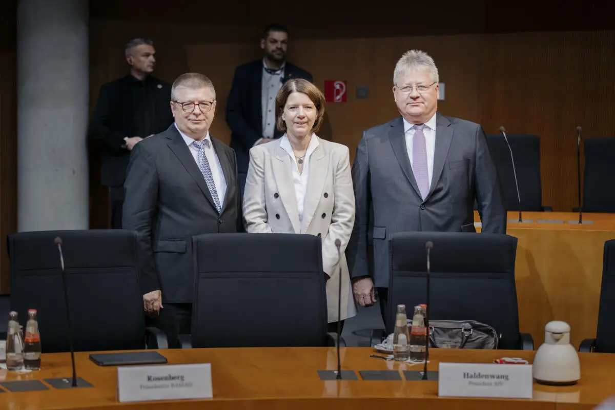 Die Präsidenten der Nachrichtendienste Zu sehen ist ein Gruppenbild der Präsidenten der Nachrichtendienste von links nach rechts: Thomas Haldenwang, Martina Rosenberg und Bruno Kahl