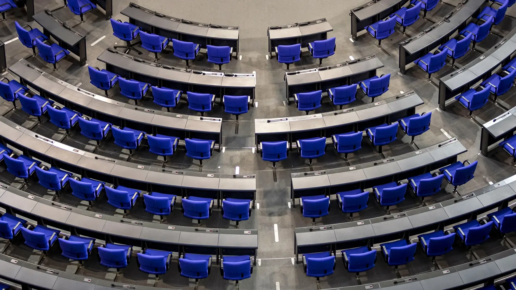 Blick ins Bundestagsplenum Blick vom Beleuchterbalkon im Plenarsaal auf leere Stuhlreihen im Plenarsaal.