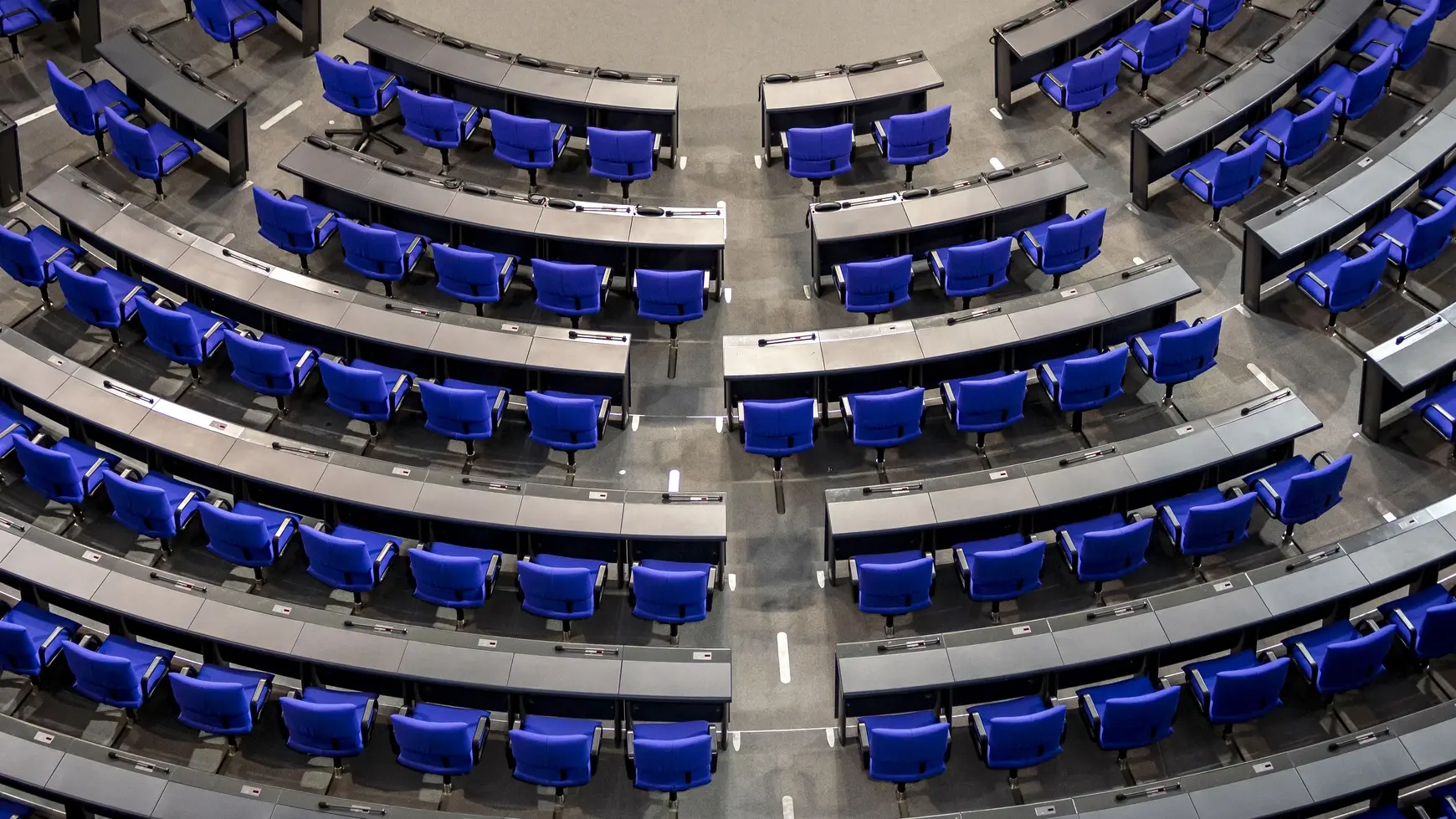 Was diese Sitzungswoche wichtig wird Blick vom Beleuchterbalkon im Plenarsaal auf leere Stuhlreihen im Plenarsaal.