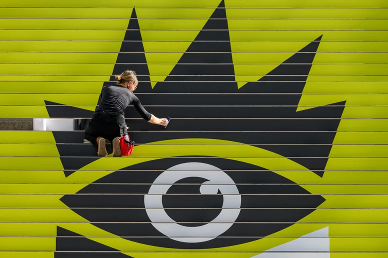 Stufen werden mit dem Logo der Leipziger Buchmesse beklebt