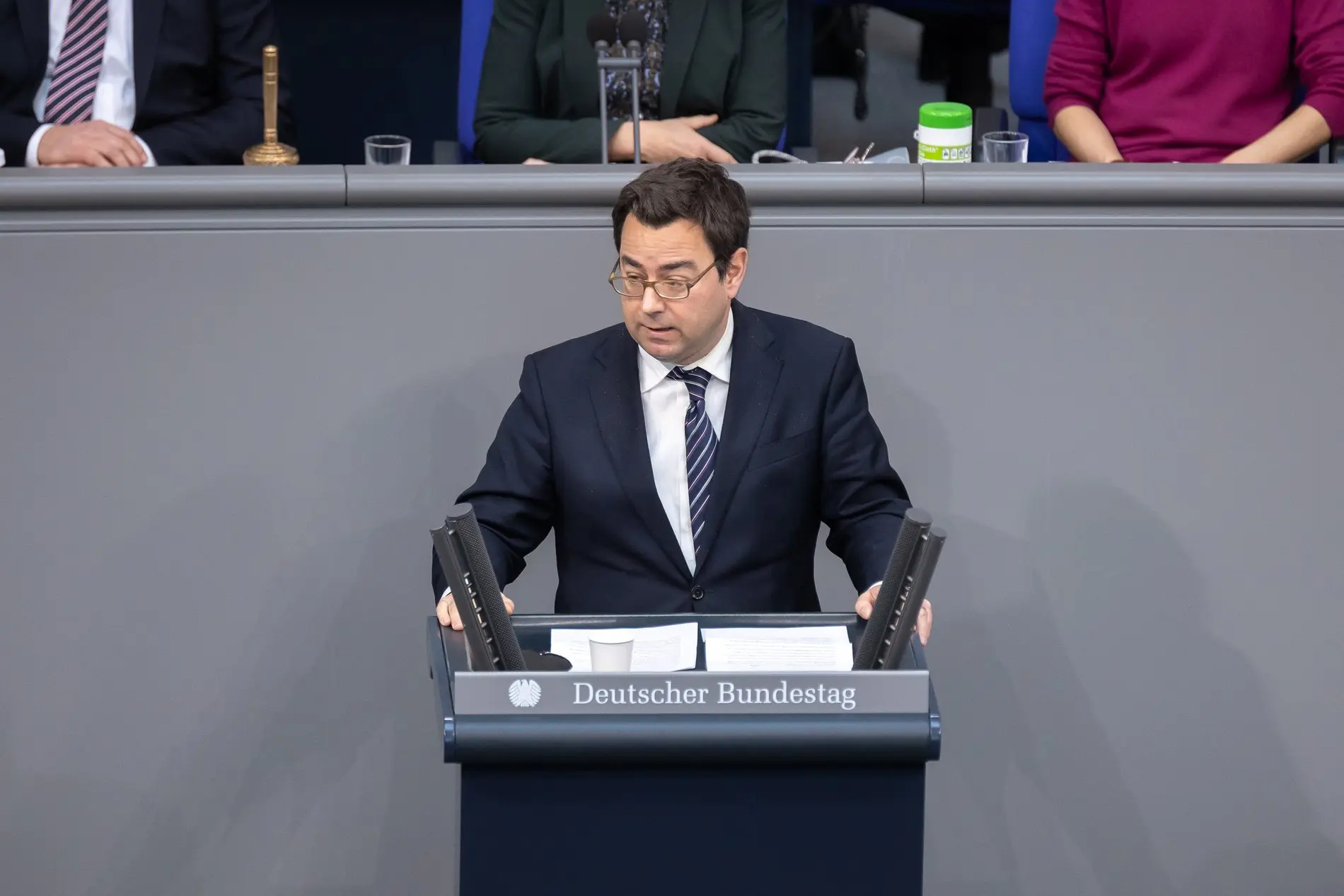 Sebastian Schäfer hält eine Rede im Plenum.