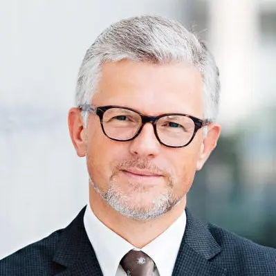 Porträt von Andrij Melnyk mit Brille und grauen Haaren