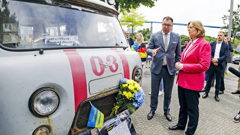 Ein zerschossener ukrainischer Rettungswagen