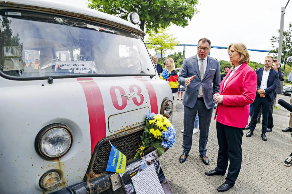 Ein zerschossener ukrainischer Rettungswagen