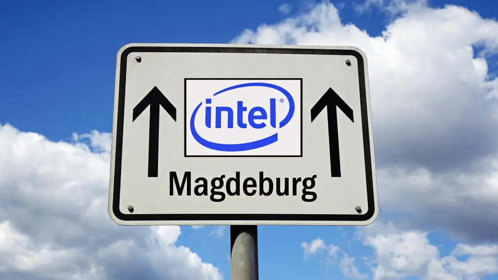 Nach Magdeburg zeigendes Straßenschild mit dem intel-Logo