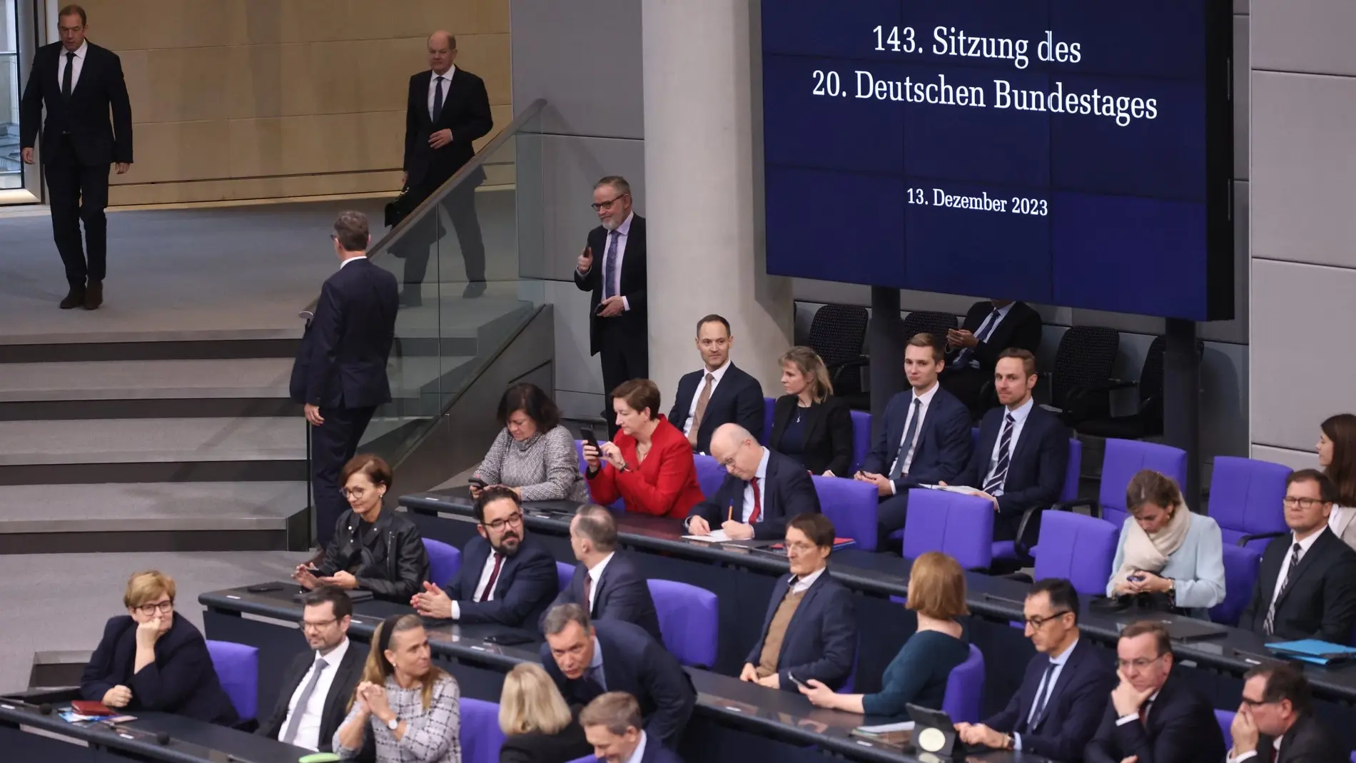 Die Bundesminister auf der Regierungsbank im Plenum des Deutschen Bundestages.