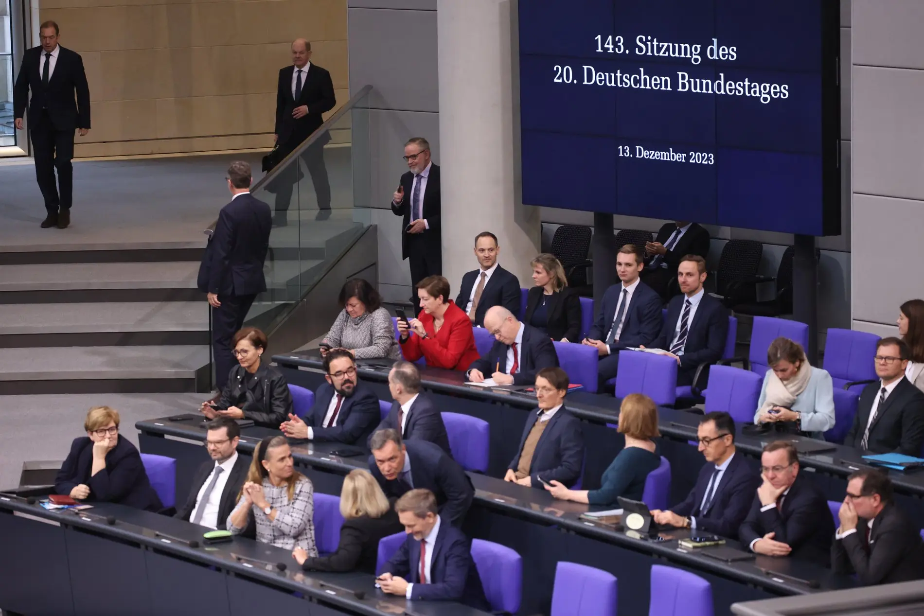 Die Bundesminister auf der Regierungsbank im Plenum des Deutschen Bundestages.