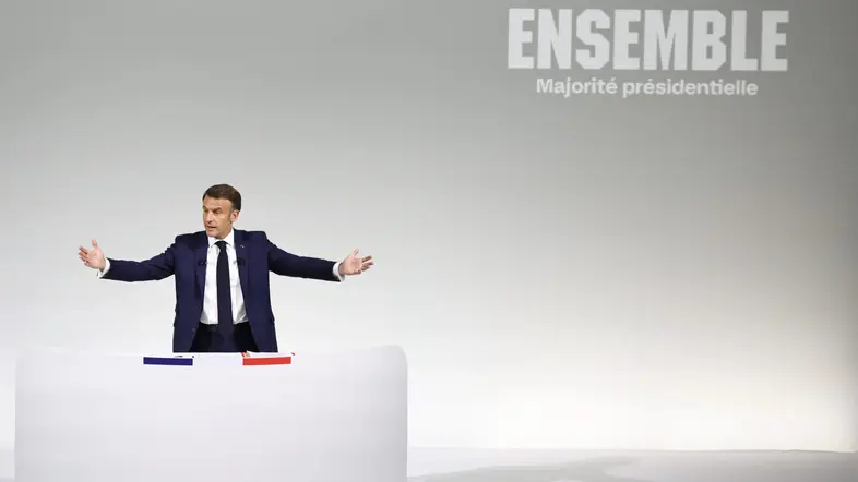 Emmanuel Macron bei einer Pressekonferenz vor einer weißen Wand