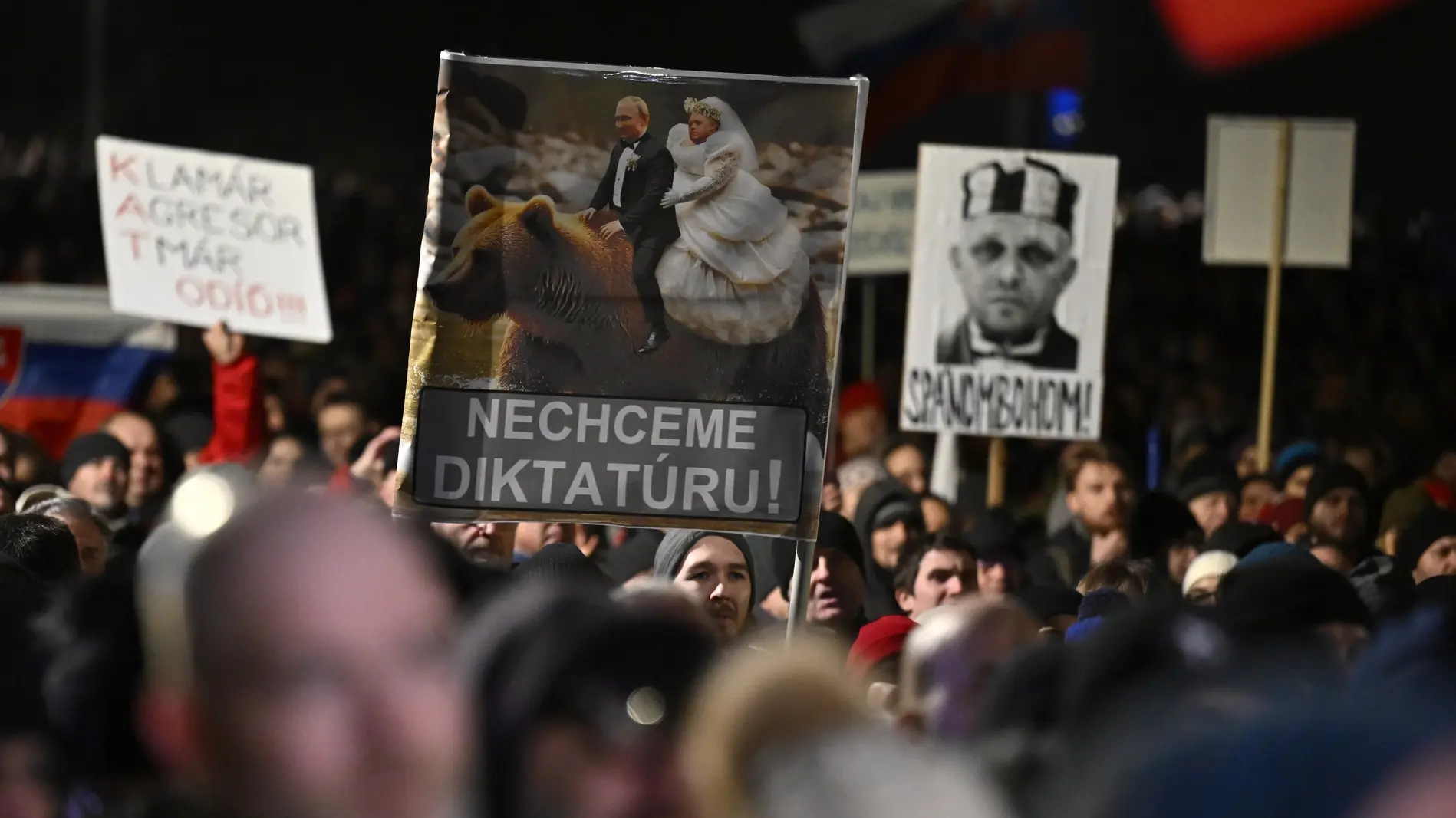 Protestanten in Bratislava halten ein Plakat mit "Wir wollen keine Diktatur".