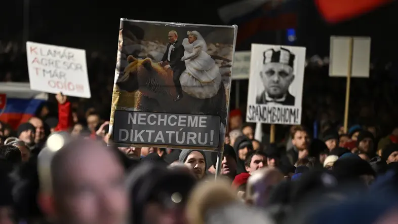 Protestanten in Bratislava halten ein Plakat mit "Wir wollen keine Diktatur".