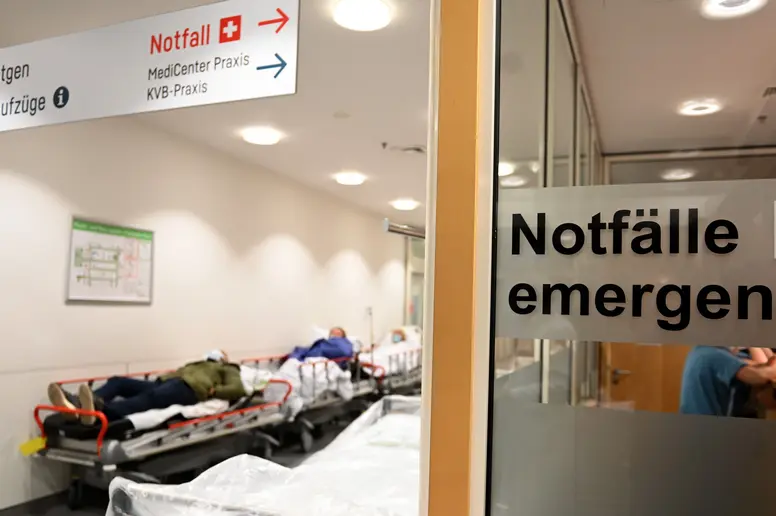 Notfallzentrum Bogenhausen, viele Patienten sind auf den Gängen untergebracht.