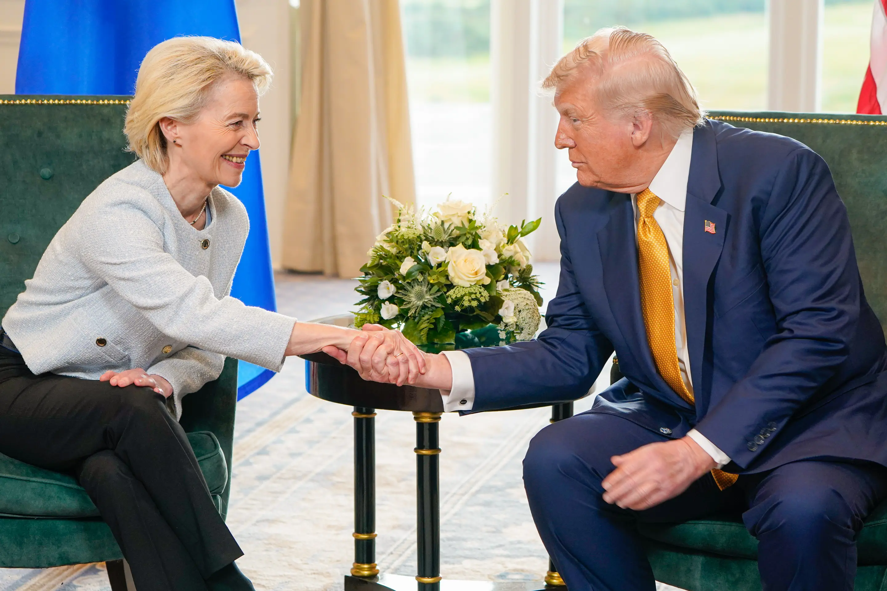 Ursula von der Leyen und Donald Trump beim Handschlag