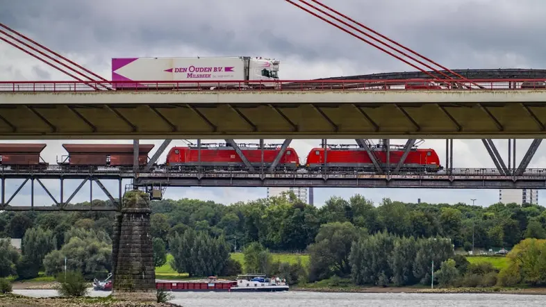 Beeckerwerther Rheinbrücke der Autobahn A42