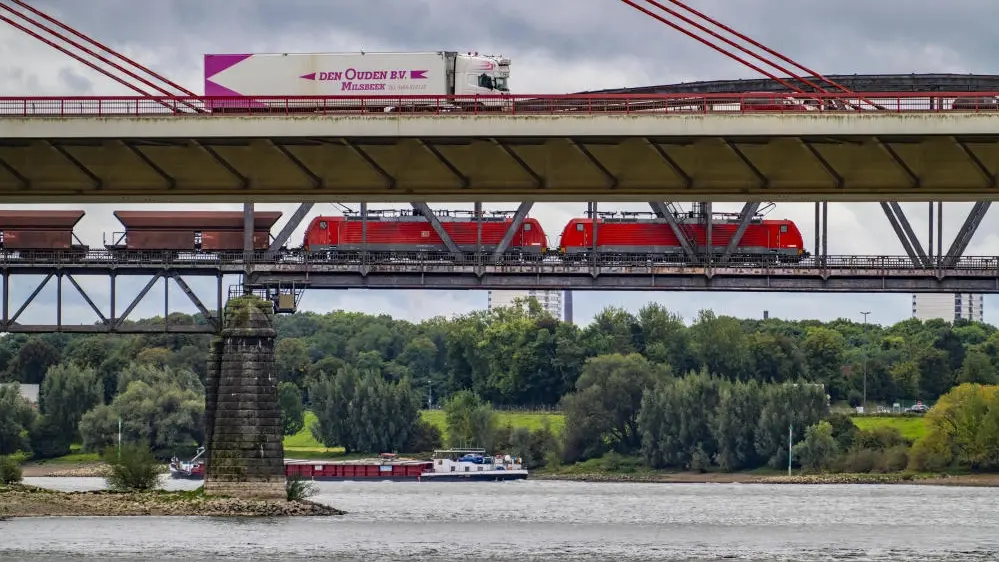 Verkehrsetat Beeckerwerther Rheinbrücke der Autobahn A42