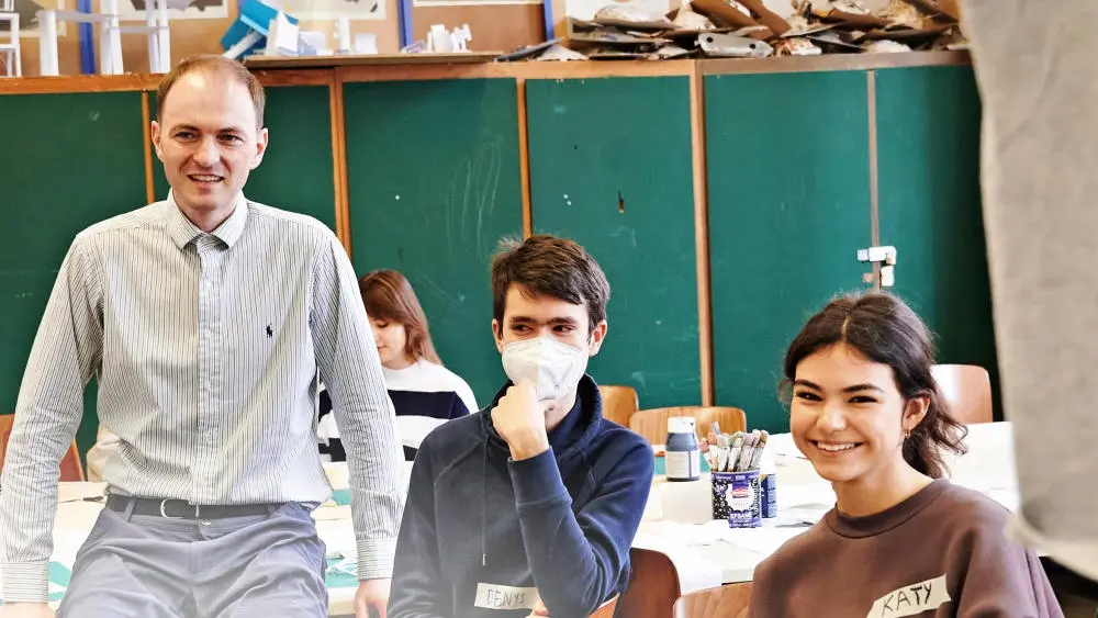 Die ukrainische Jugendliche Katy (rechts) und der ebenfalls geflüchtete Lehrer Andrii Tsybukh (links) sitzen in der Willkommensklasse eines Gymnasiums in Berlin-Lichterfelde. Eine ukrainische Jugendliche in der Willkommensklasse einer Berliner Schule.