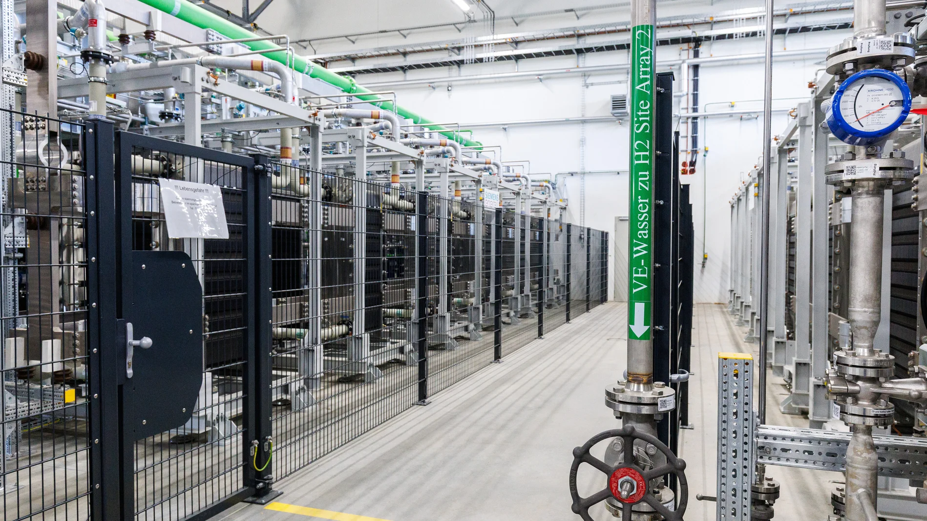 Blick auf den PEM-Elektrolyseur im Standort Ludwigshafen der Firma BASF.